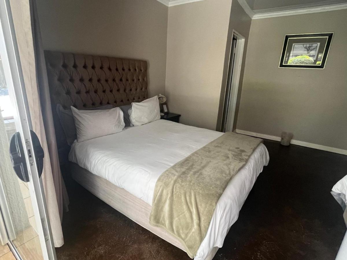 Toro Guest House Рустенбург Екстер'єр фото