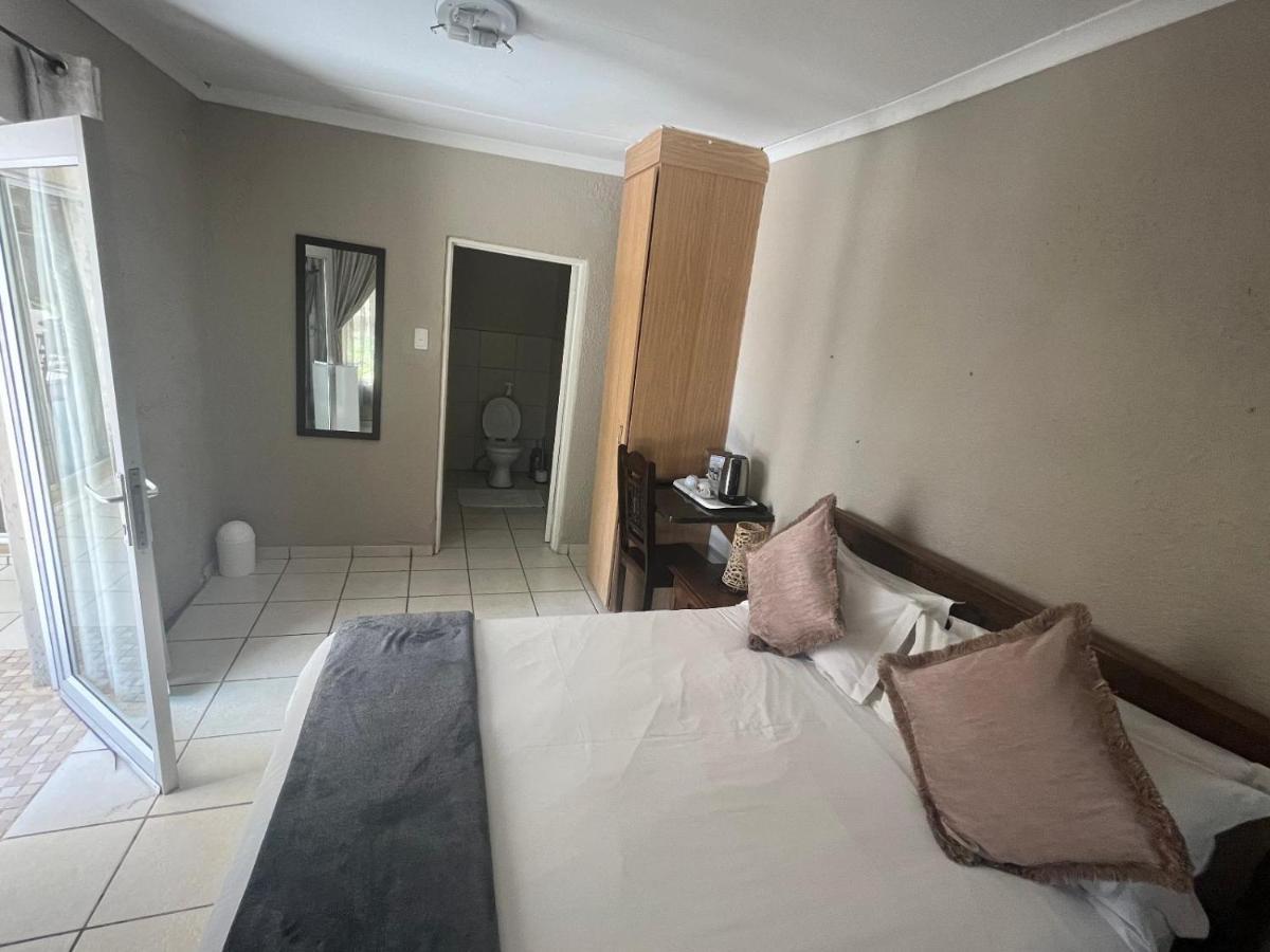 Toro Guest House Рустенбург Екстер'єр фото