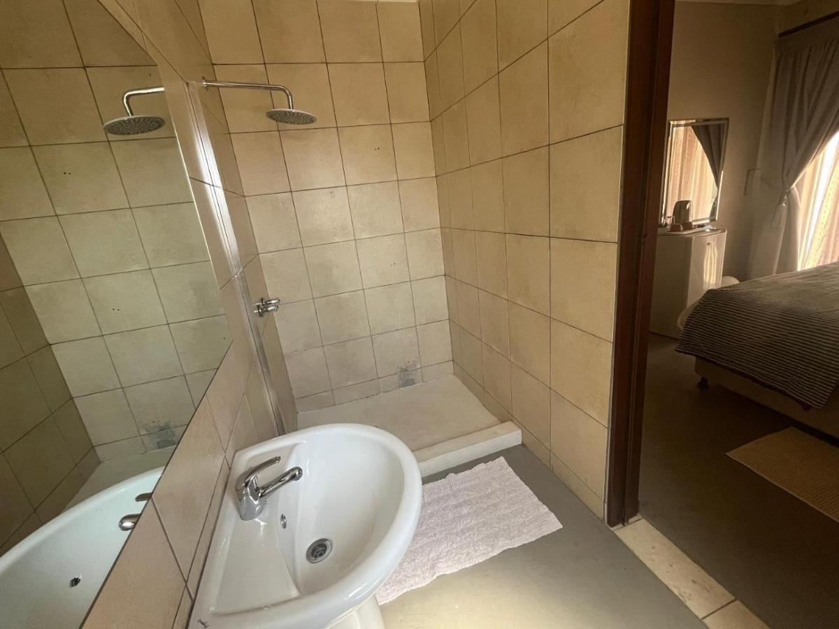 Toro Guest House Рустенбург Екстер'єр фото