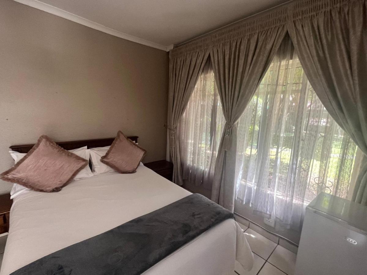 Toro Guest House Рустенбург Екстер'єр фото