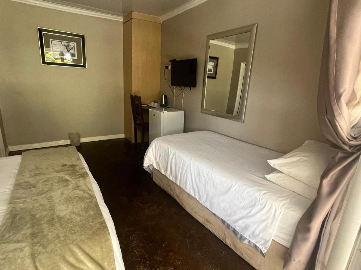 Toro Guest House Рустенбург Екстер'єр фото
