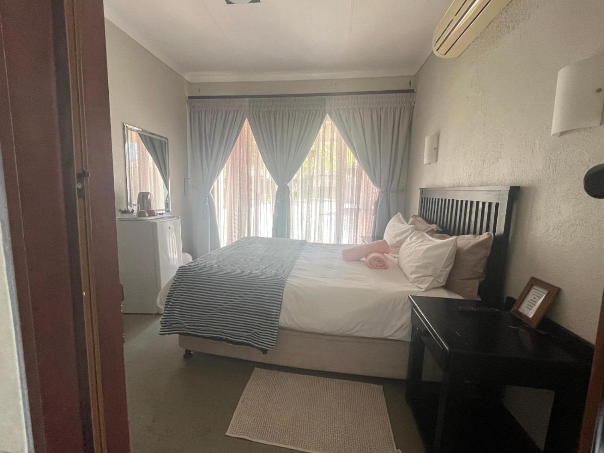 Toro Guest House Рустенбург Екстер'єр фото